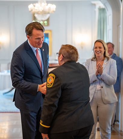 總督與緊急救援人員握手