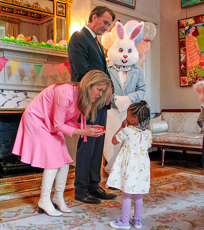 小女孩遇見第一夫人、總督和復活節兔子