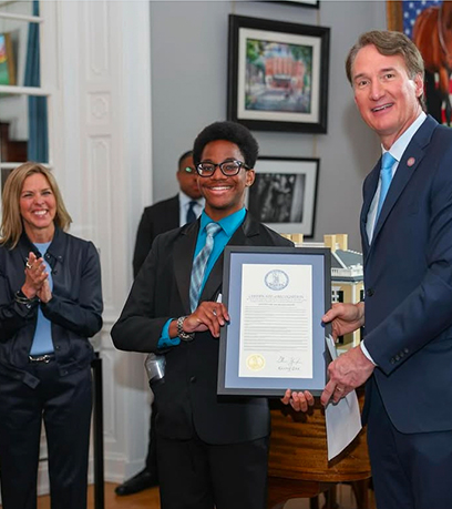 一名年輕男子收到總督的證書