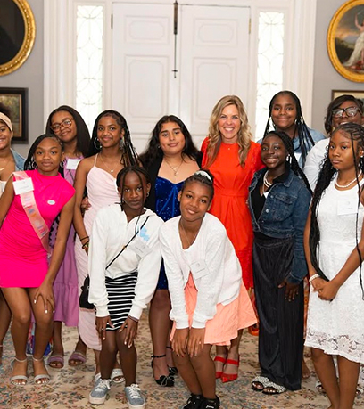 一群年輕女孩和第一夫人