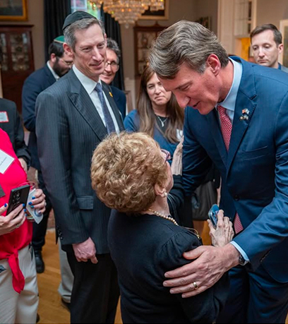 總督與女人握手