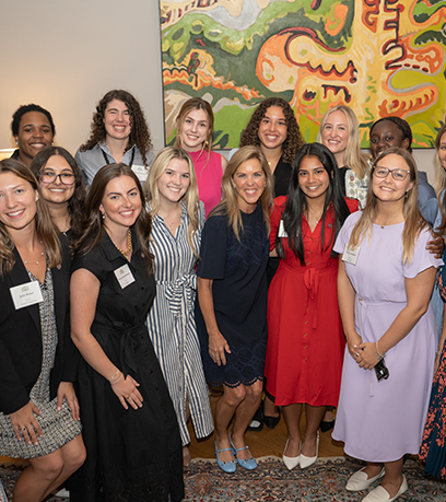 第一夫人與2025 研究員計畫的女士們在一起