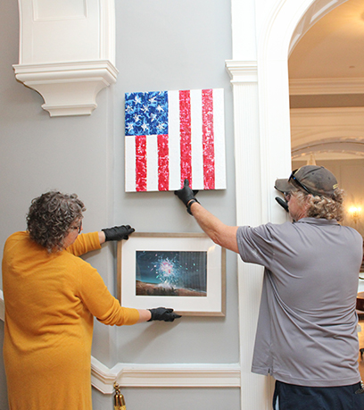 正在行政大樓內安裝的美國主題藝術品。