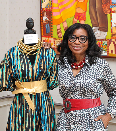 Ukay 站在她的裙子旁邊